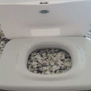 OXO Gray and White Bath Accessory